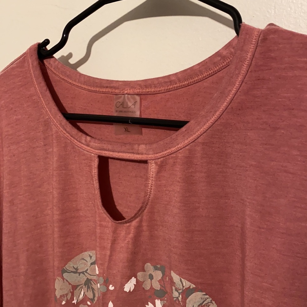 CALIA by Carrie Underwood athletic short sleeve with keyhole neckline and heart - Picture 5 of 8